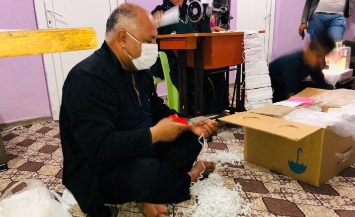 Gündüz belediye başkanlığı yapıyor, gece maske dikiyor