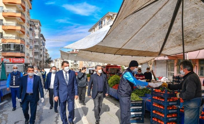 Gürkan pazarı ziyaret edip maske dağıttı