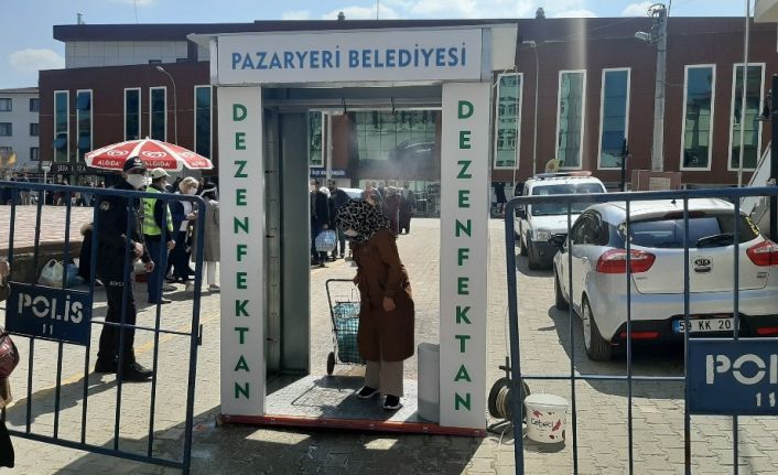 Halk pazarında vatandaşlar dezenfekte tünelinden geçerek, 25’şerli gruplar halinde içeri alındı