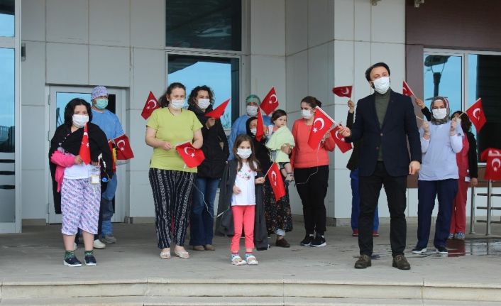 Hastanede tedavi gören çocuklar için hastane bahçesinde 23 Nisan etkinliği düzenlediler