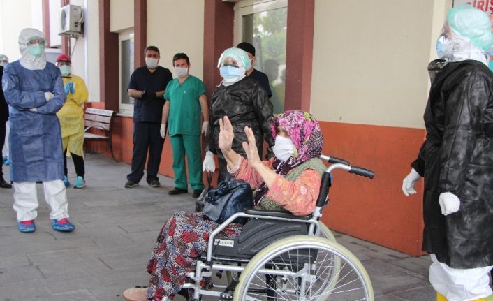 Hastanede ziyaret ettiği oğlundan virüs kapan 83 yaşındaki Ayşe Nine korona savaşını kazandı