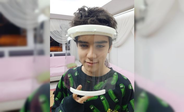 Hemşire annesi için yüz koruyucu siperlik maske üretti