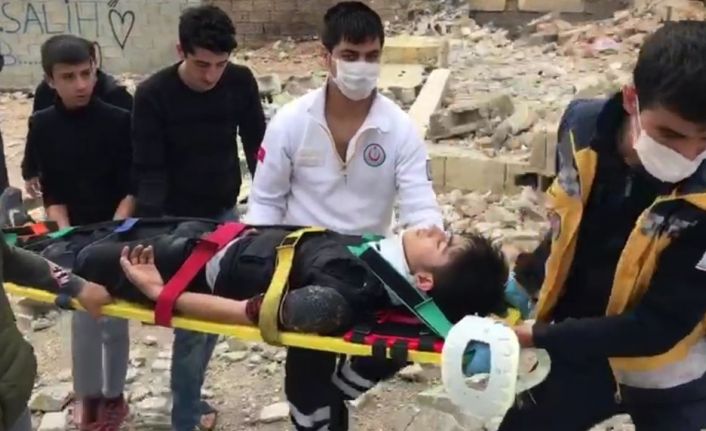 İki kardeş çöken metruk evin altında kaldı