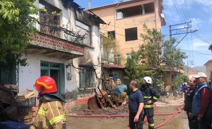 İki katlı ev küle döndü...O evi yaşlı adamın torunu mu yaktı