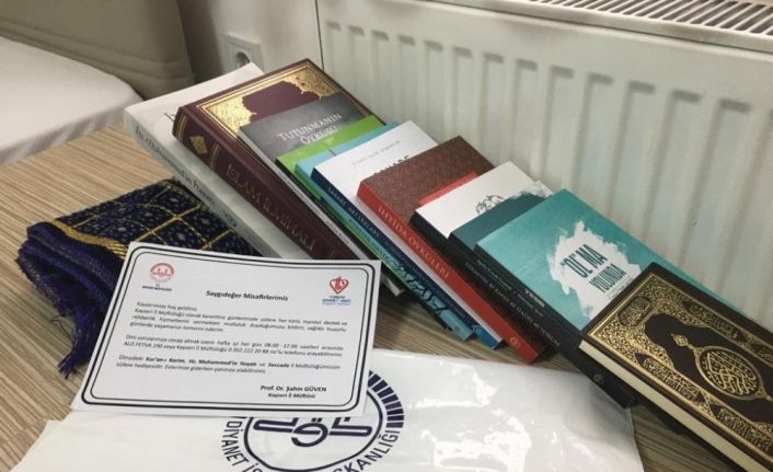 İl Müftülüğü karantinada kalanlara Kur’an-ı Kerim ve seccade ve kitaplar hediye etti