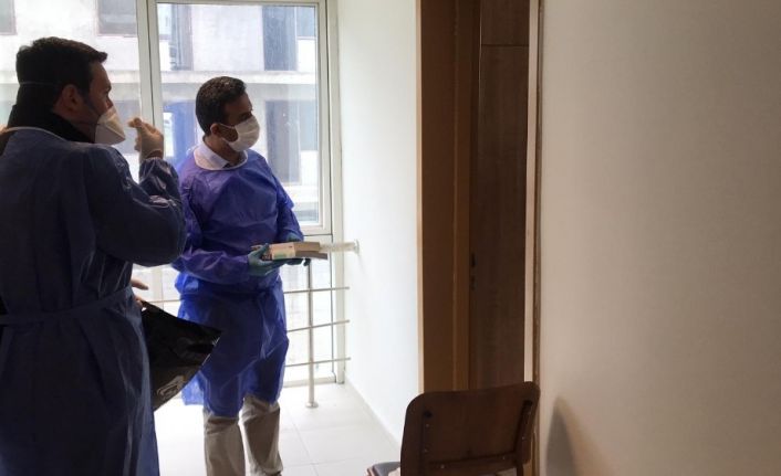 İl Müftülüğü’nden gözetim altında tutulan vatandaşlara Kur’an-ı Kerim hediye verildi