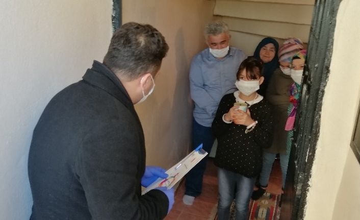 İlkokul öğrencisi Buğlem Su kumbarasındaki parayı ‘Biz bize yeteriz Türkiyem’  kampanyasına bağışladı