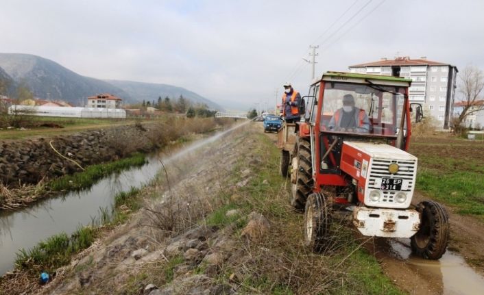 İnönü Belediyesi sinek ve haşere ile mücadele kapsamında larva ilaçlaması yaptı