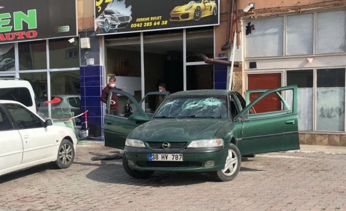 İş yerinde tartıştığı adama 10 el ateş eden şahıs, olay yerinden kaçtı