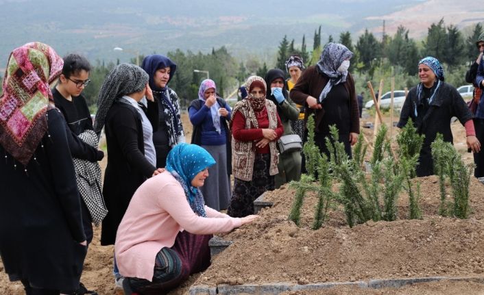 İskenderun’daki tır kazasında hayatını kaybeden baba oğul yan yana toprağa verildi