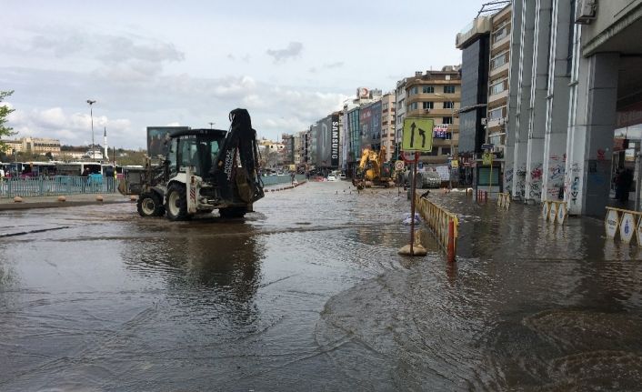 İSKİ ekiplerinin çalışması sırasında atık su borusu patladı, yol göle döndü