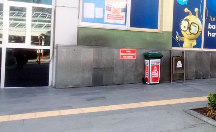 Isparta Belediyesi maske ve eldivenler için farklı noktalara tıbbi atık kutuları yerleştirdi