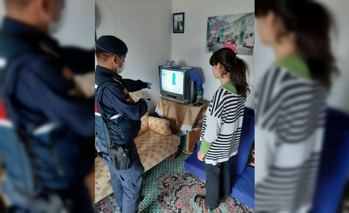 Jandarma EBA Tv’yi izleyemeyen öğrenciye tablet ve uydu cihazı hediye etti