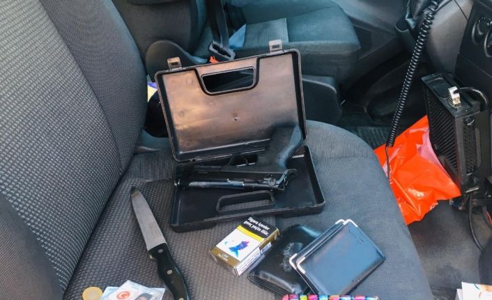 Jandarmadan kaçan otomobil cephanelik gibi çıktı