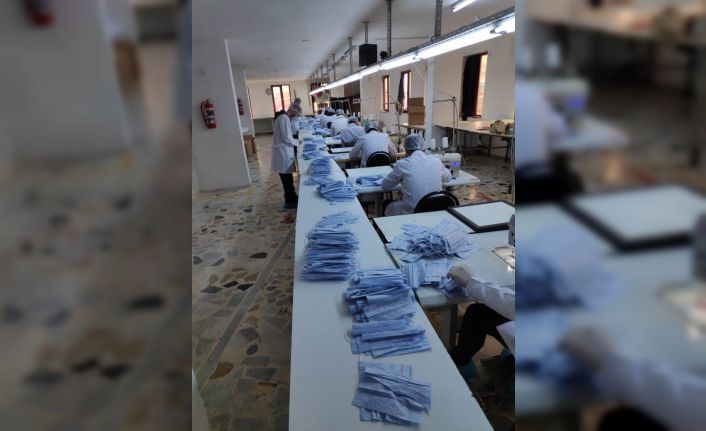 Kaçak maske üretimi yapılan atölyelere baskın: 50 bin maske ele geçirildi