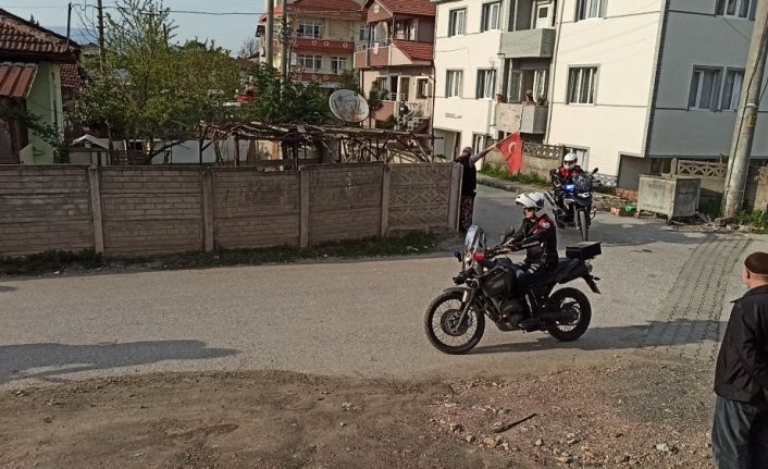 Kadınların kavgasını ayırmaya giden polisler pasta ile karşılaştı