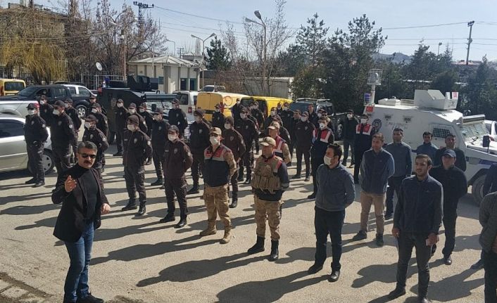 Kapı kapı dolaştılar ihtiyaç sahibi ailelere 1000 lira yardım parası dağıttılar