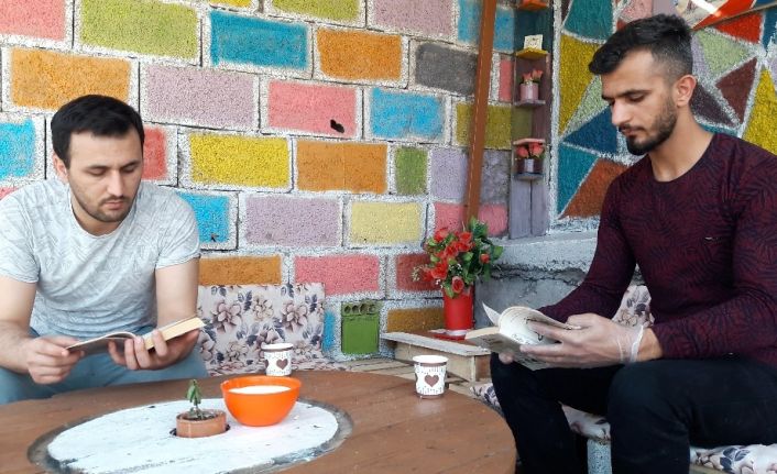 Karantinada sıkılan kardeşler atık malzemelerden çardak yaptı