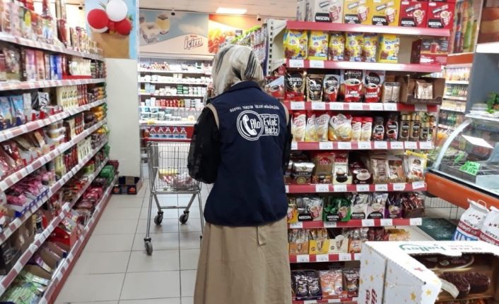 Karantinadaki aileden alışverişe yardımcı olan ekiplere çikolata ikramı