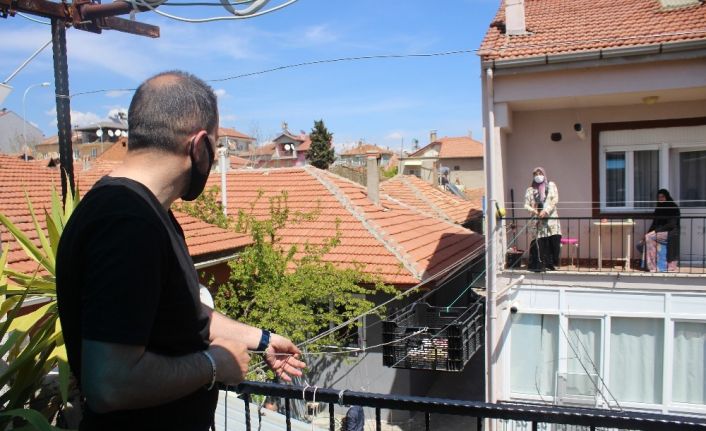 Karşı apartmanda oturan kız kardeşiyle ‘teleferik’ sistemi sayesinde kahve içebiliyor