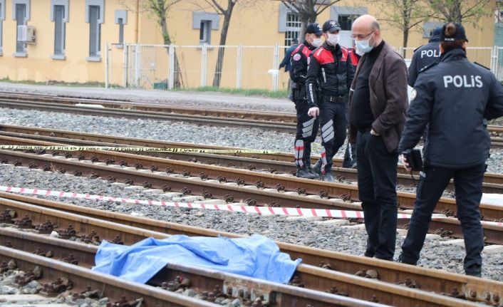 Karşıya geçmeye çalışan kadın manevra yapan lokomotifin altında kaldı: 1 ölü