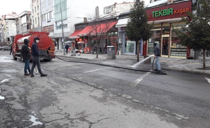 Kars’ta belediye cadde ve sokakları korona virüse karşı yıkıyor