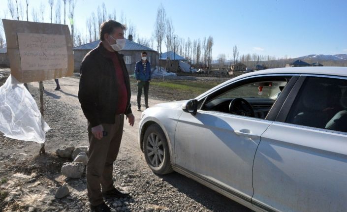 Karton tabelayla köyü giriş çıkışlara kapattılar