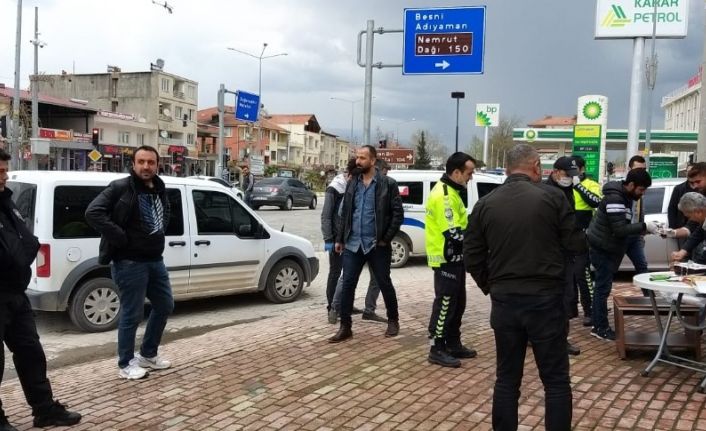 Kavga ihbarına giden polislere yaş pasta ikramı