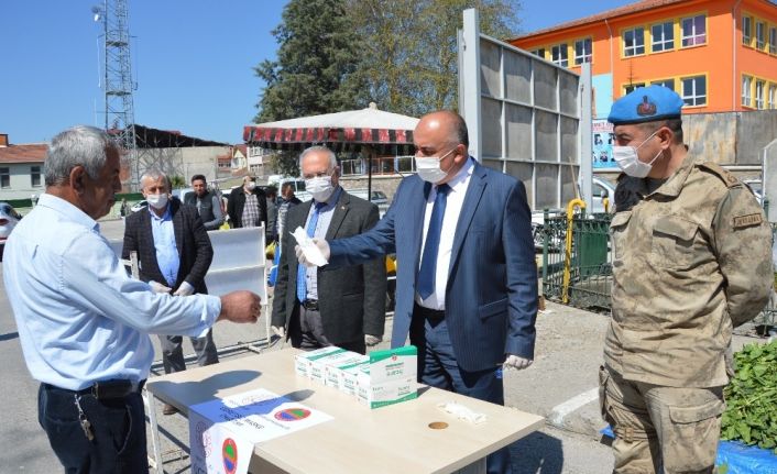 Kaymakam Doğan, pazar yerinde maske dağıttı