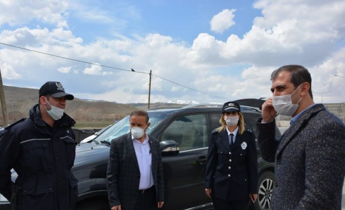 Kaymakam ve Belediye başkanı görev başındaki polislere tatlı ikramında bulundu