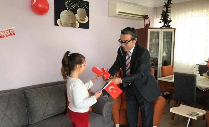 Kaymakam Yücel minik öğrencileri evlerinde ziyaret etti