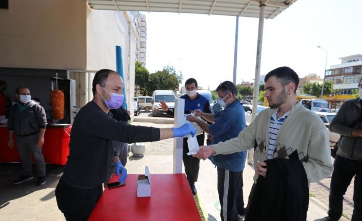 Kepez Belediyesi 11 semt pazarında, 2 günde 27 bin 800 maske dağıttı