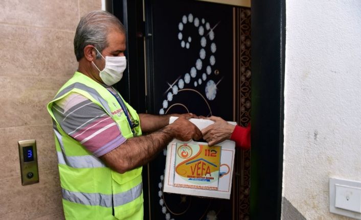 Kepez bir günde 218 bin maske dağıttı, ihtiyaç sahiplerinin yardımına koştu