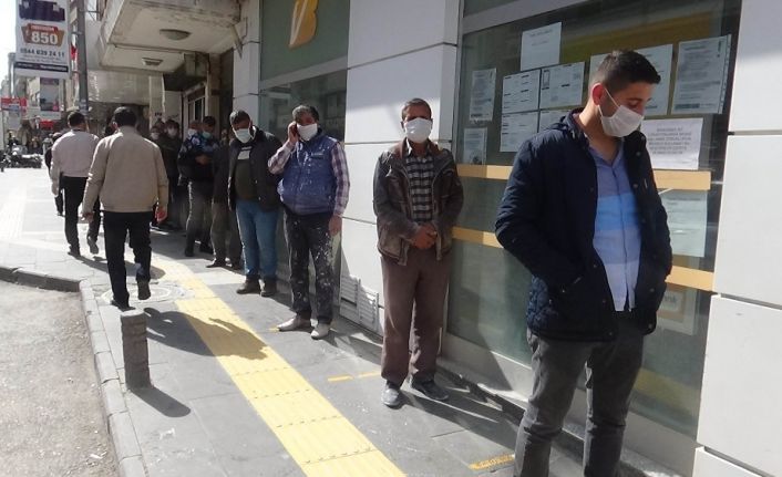 Kilis’te kuyruklarda sosyal mesafe kuralı