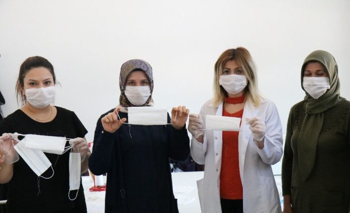 Kırşehir Belediyesi, günlük bin 500 maske üretimi yapıyor