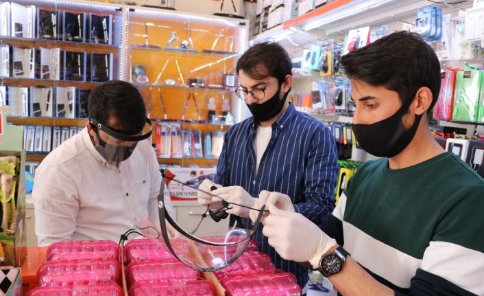 Kırtasiyeciden sağlık çalışanlarına siperli maske
