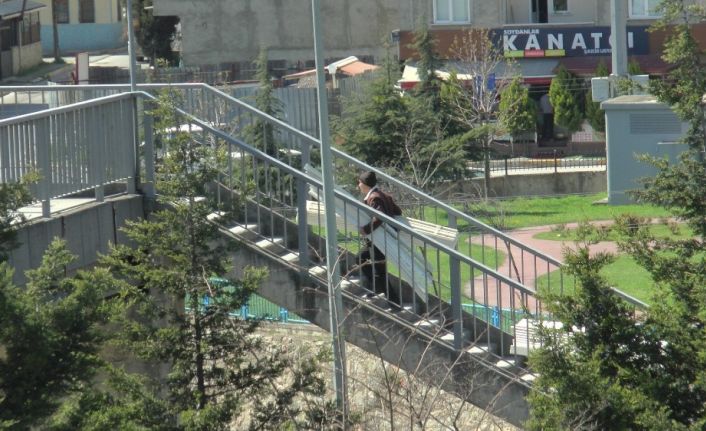 Kocaeli ile İstanbul’u birbirine bağlayan üst geçit tel örgü ile kapatıldı