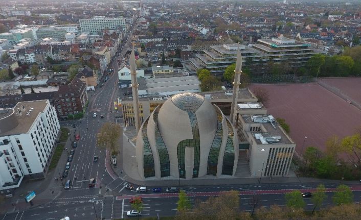 Köln’de açılışını Cumhurbaşkanı Erdoğan’ın yaptığı camide ezan ilk kez hoparlörlerden okundu