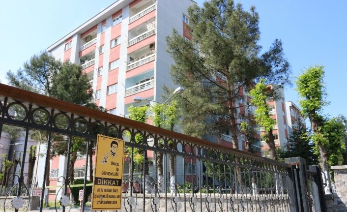 Komşuları korona virüse yakalandı, kendileri oy birliği ile gönüllü olarak karantinaya girdi