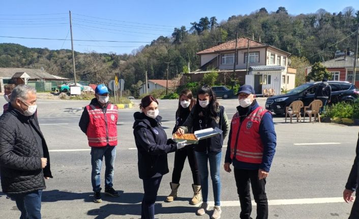 Kontrol noktasında polislere tatlı ikram ettiler