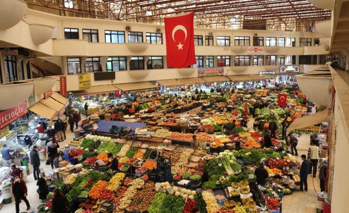 Konya’nın asırlık çarşısında maske takma ve sosyal mesafe kuralına uyuluyor