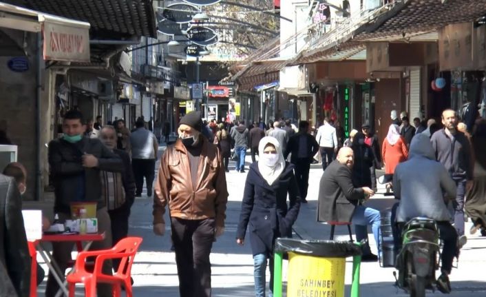 Köpüklü suyla yıkanan tarihi çarşı yasağın kalktığı ilk günde dolup taştı