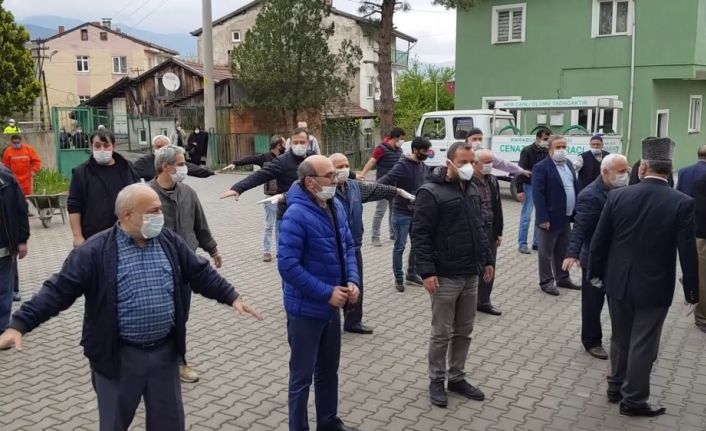 Kore gazisinin cenazesinde cemaat kollarını açarak  ‘sosyal mesafe’ önlemi aldı
