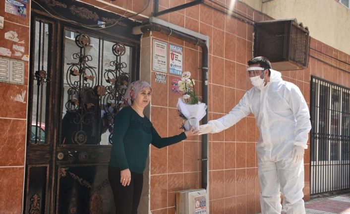 Korona tedavisi gören adam evlilik yıl dönümünde eşini unutmadı