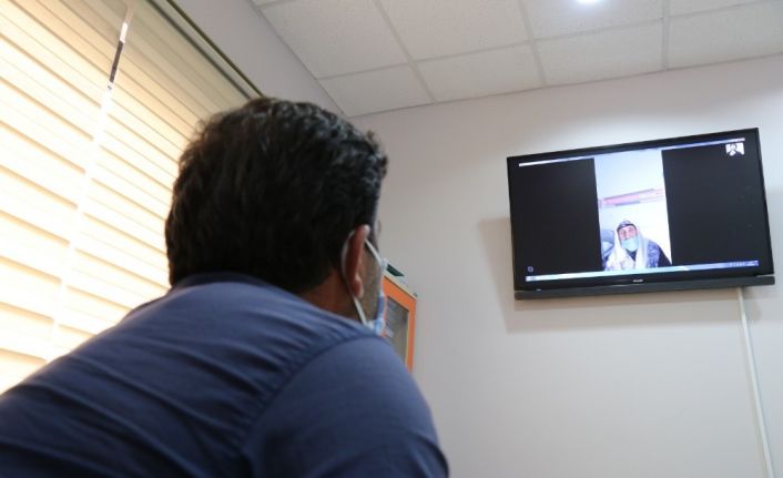 Korona tedavisi gören hastalar yakınlarıyla görüntülü görüşüyor
