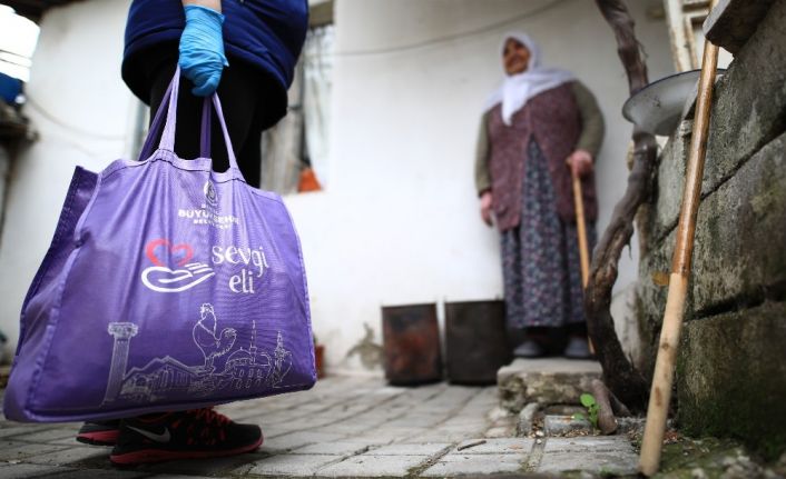 Korona virüs nedeniyle dışarı çıkmaları kısıtlanan 65 yaş üzeri vatandaşların ihtiyaçları karşılanıyor