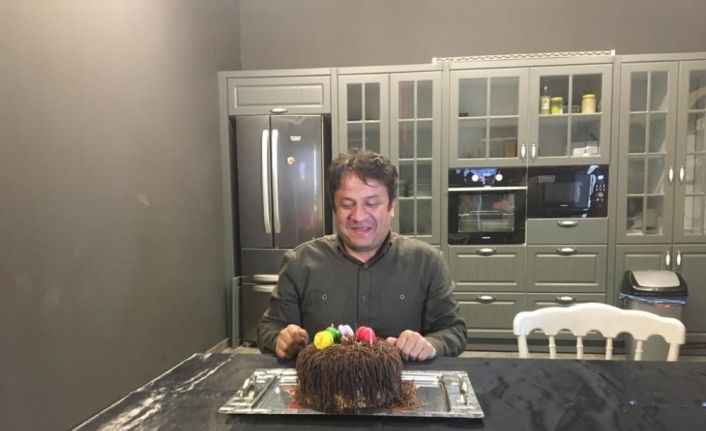 Korona virüs tedbiri için doğum günü pastasının mumlarını eliyle söndürdü