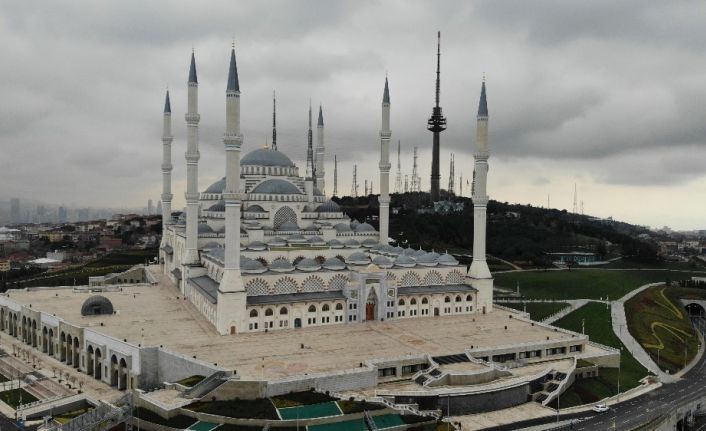Korona virüs tedbirleri sebebiyle bu Cuma namazında da boş kalan Çamlıca Camisi havadan görüntülendi