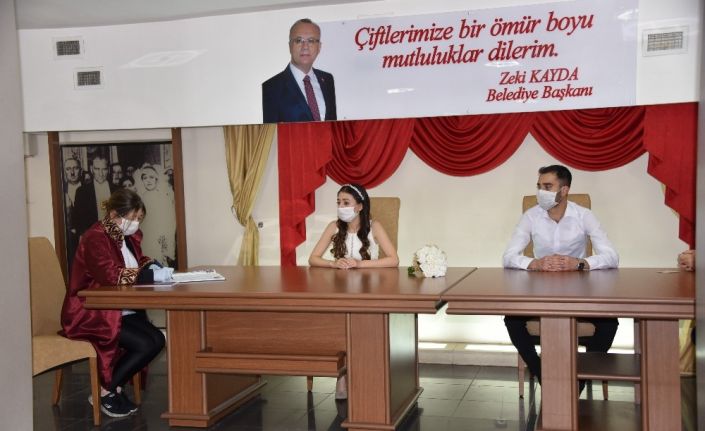 Korona virüse karşı maskeli, 2 şahitle nikah