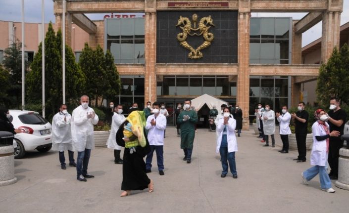 Korona virüsü yenen 11 aylık Özgür bebek alkışlarla taburcu edildi